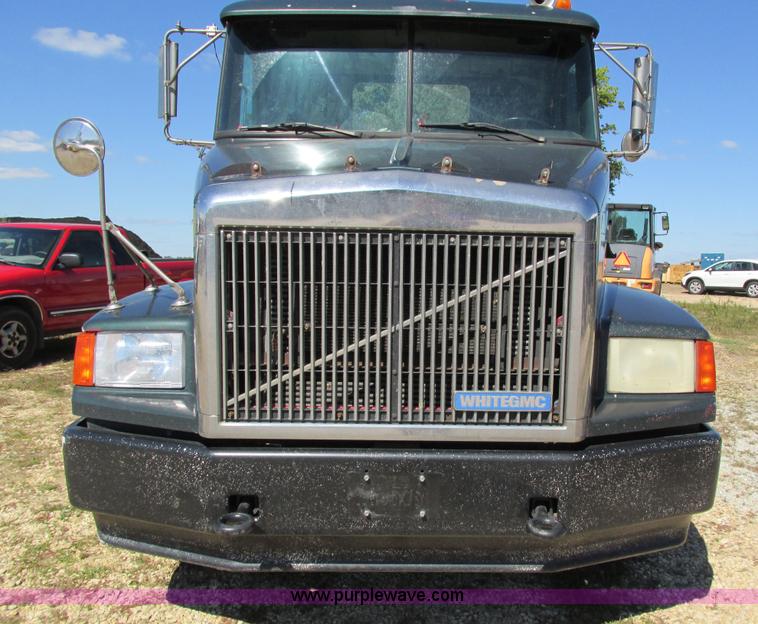 image for item I4129 1995 Volvo WCA semi truck