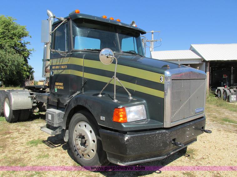 image for item I4129 1995 Volvo WCA semi truck