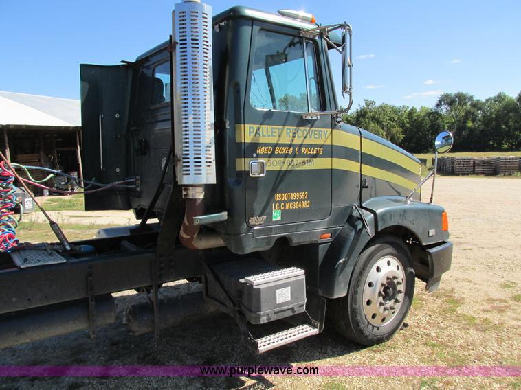 image for item I4129 1995 Volvo WCA semi truck