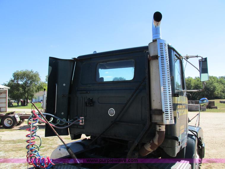 image for item I4129 1995 Volvo WCA semi truck