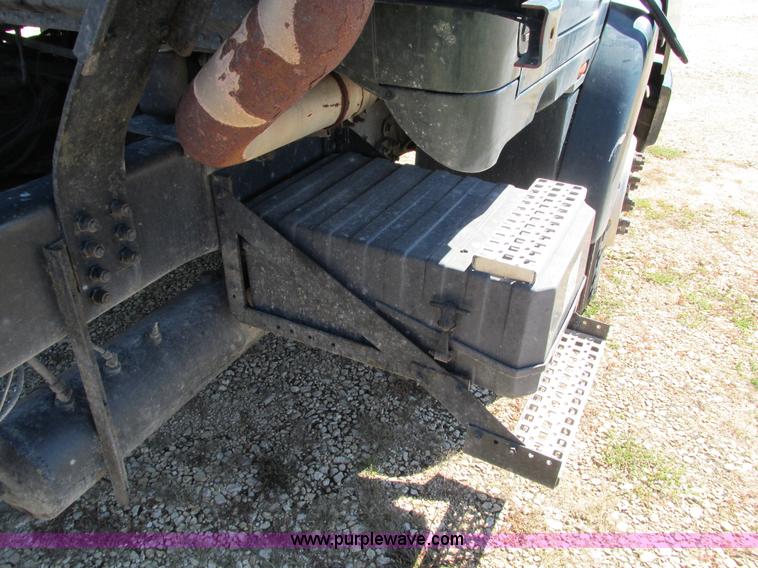 image for item I4129 1995 Volvo WCA semi truck