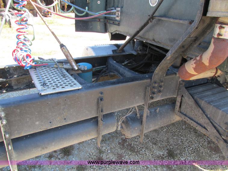 image for item I4129 1995 Volvo WCA semi truck