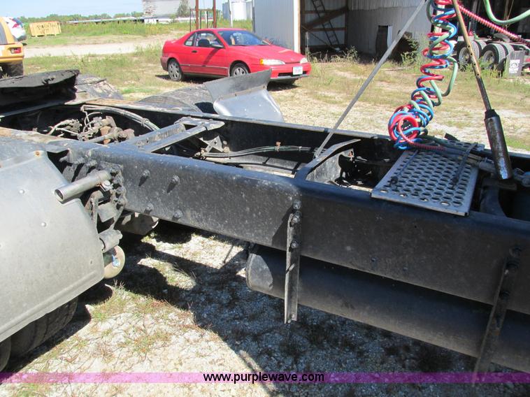 image for item I4129 1995 Volvo WCA semi truck