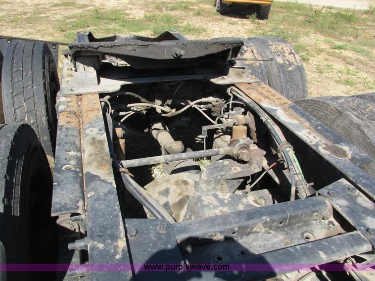 image for item I4129 1995 Volvo WCA semi truck