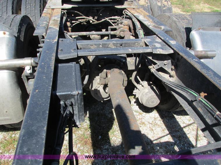 image for item I4129 1995 Volvo WCA semi truck