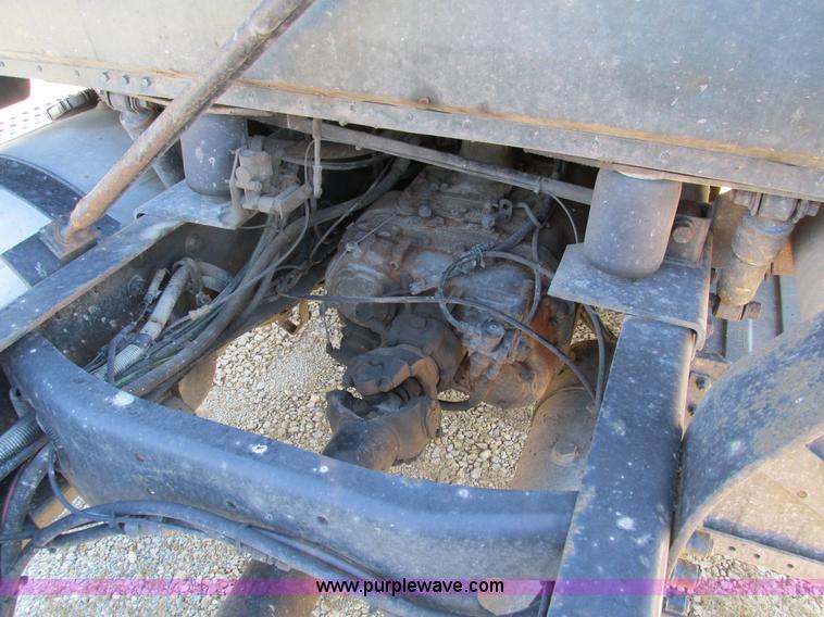 image for item I4129 1995 Volvo WCA semi truck