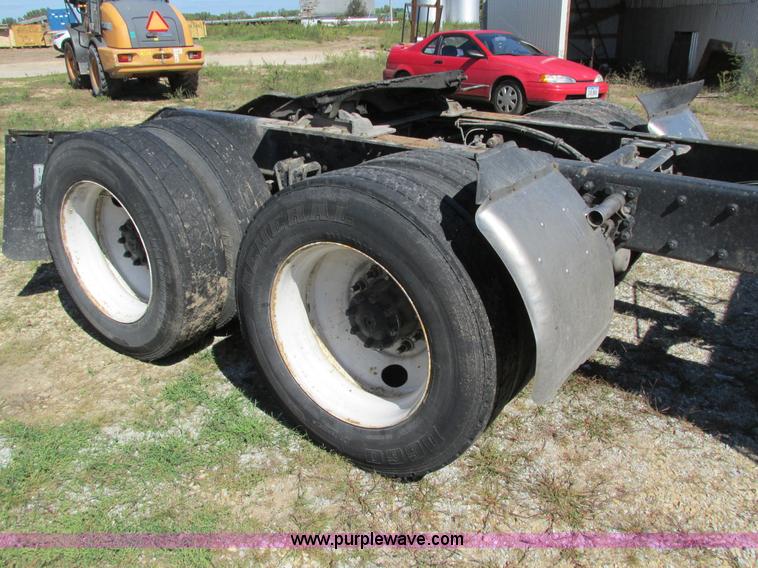 image for item I4129 1995 Volvo WCA semi truck