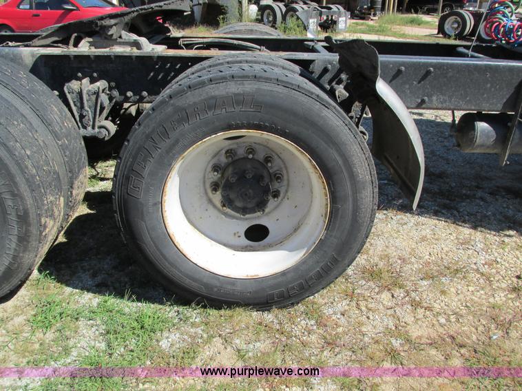 image for item I4129 1995 Volvo WCA semi truck