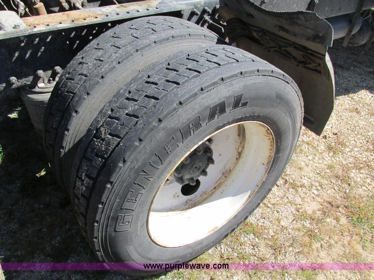 image for item I4129 1995 Volvo WCA semi truck