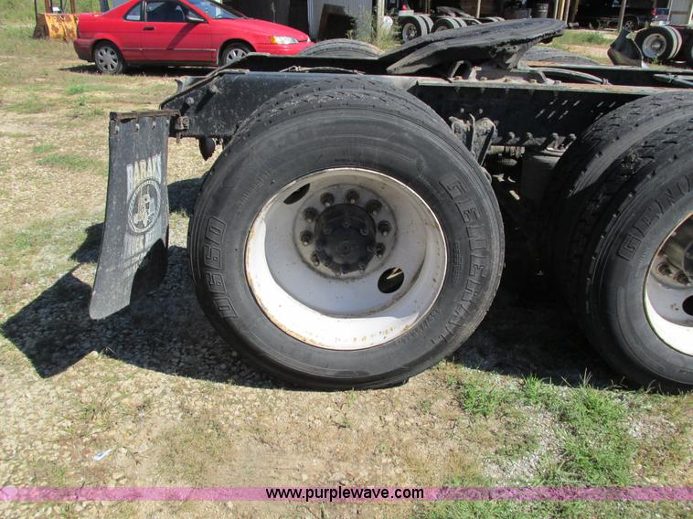 image for item I4129 1995 Volvo WCA semi truck