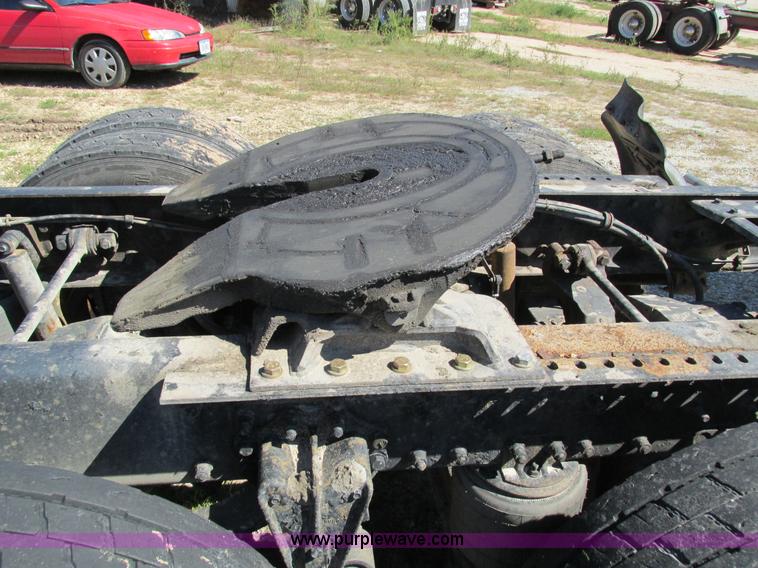 image for item I4129 1995 Volvo WCA semi truck