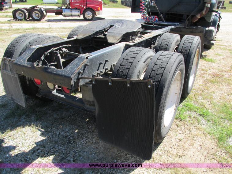 image for item I4129 1995 Volvo WCA semi truck