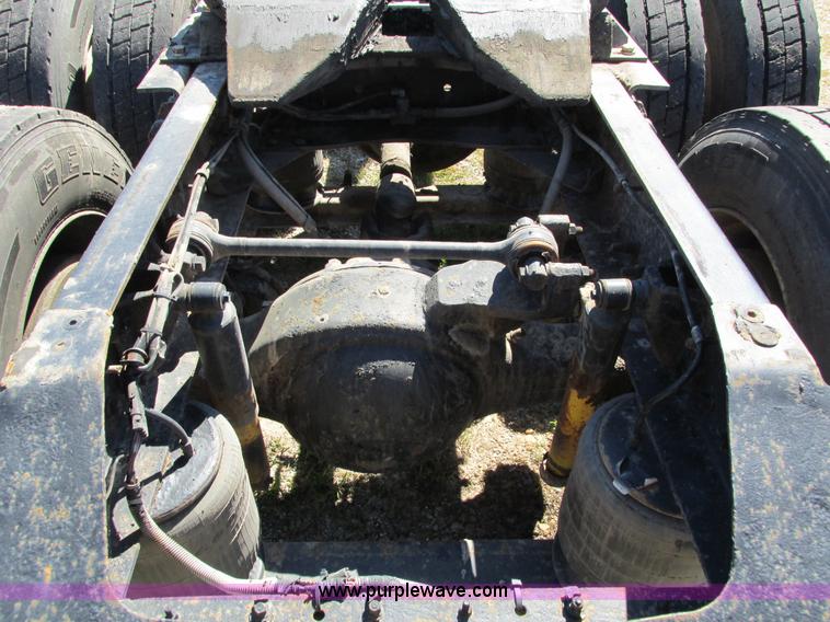 image for item I4129 1995 Volvo WCA semi truck