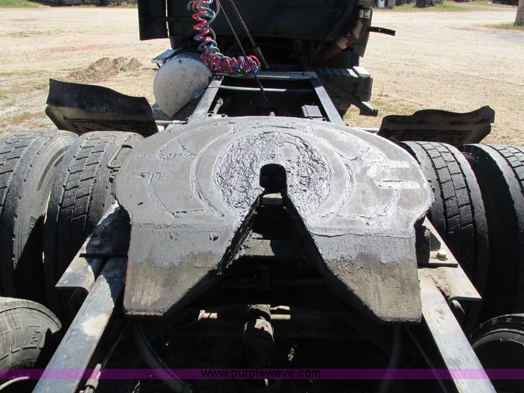 image for item I4129 1995 Volvo WCA semi truck