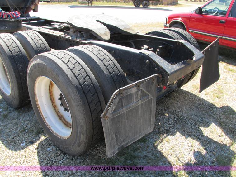 image for item I4129 1995 Volvo WCA semi truck