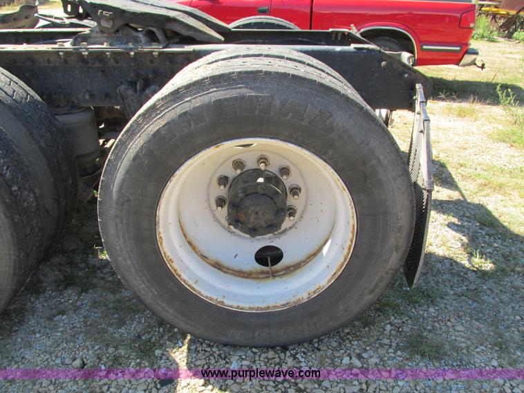 image for item I4129 1995 Volvo WCA semi truck