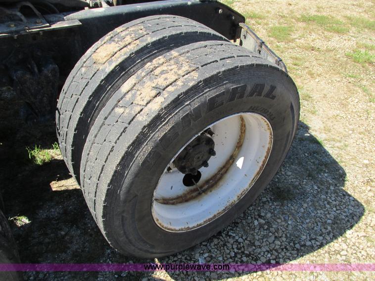 image for item I4129 1995 Volvo WCA semi truck