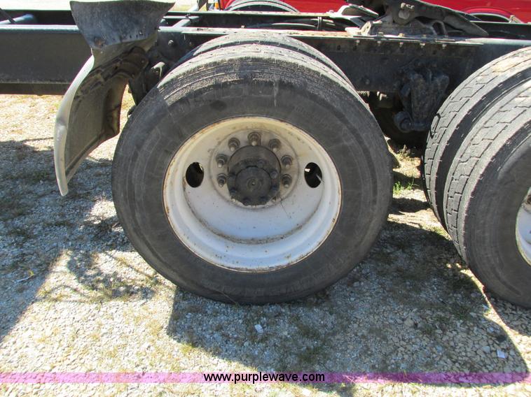 image for item I4129 1995 Volvo WCA semi truck