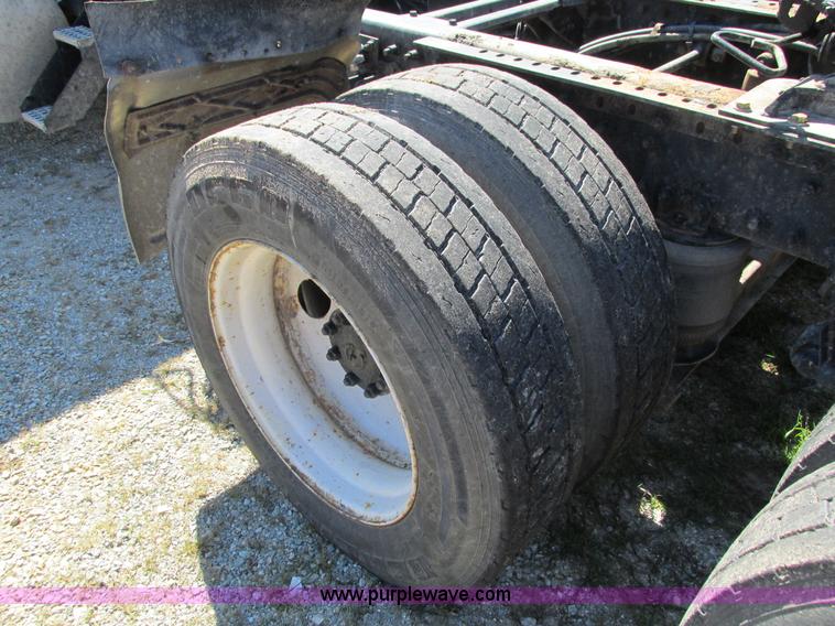 image for item I4129 1995 Volvo WCA semi truck