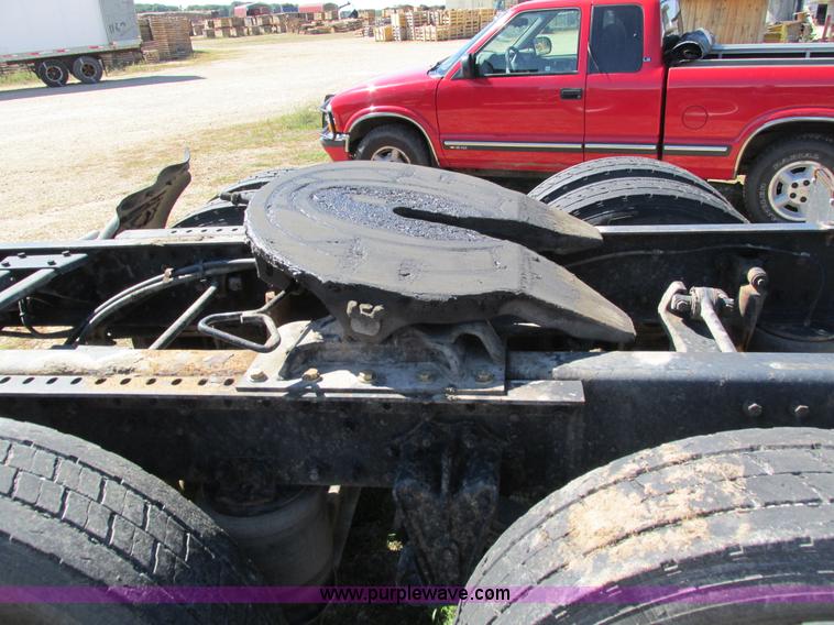 image for item I4129 1995 Volvo WCA semi truck