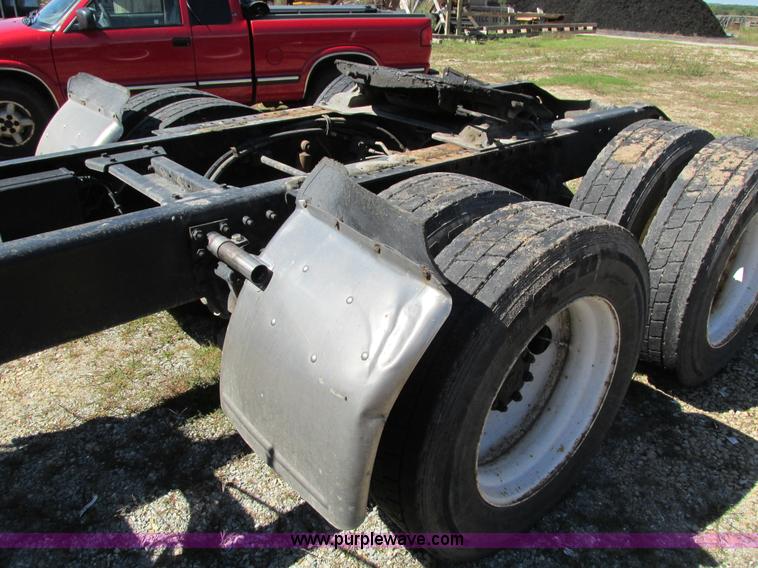 image for item I4129 1995 Volvo WCA semi truck