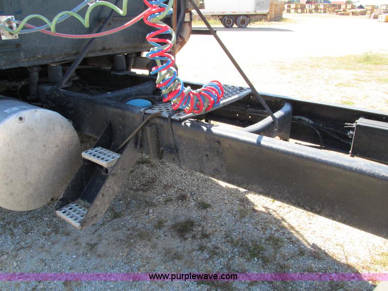 image for item I4129 1995 Volvo WCA semi truck