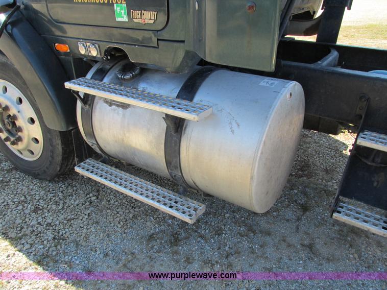 image for item I4129 1995 Volvo WCA semi truck