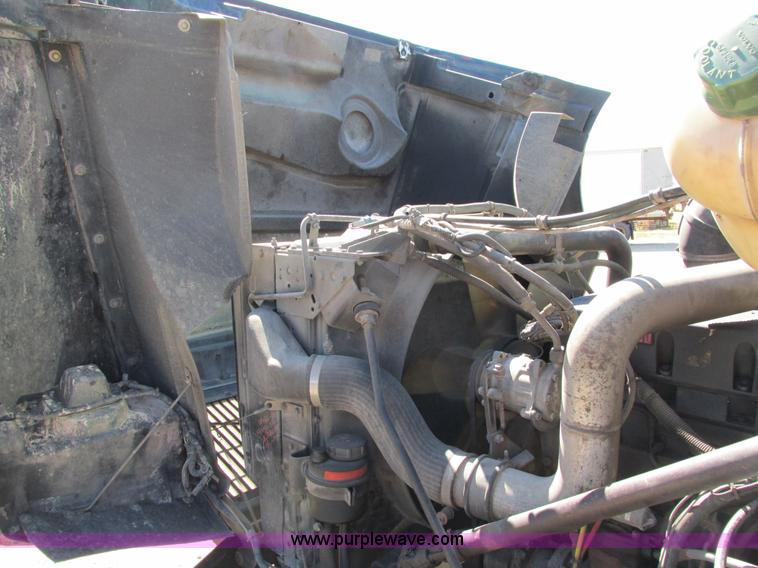 image for item I4129 1995 Volvo WCA semi truck