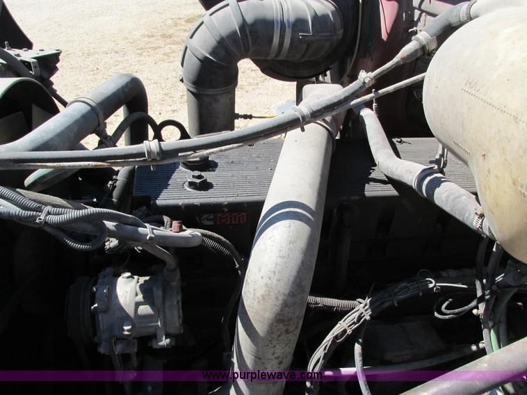 image for item I4129 1995 Volvo WCA semi truck