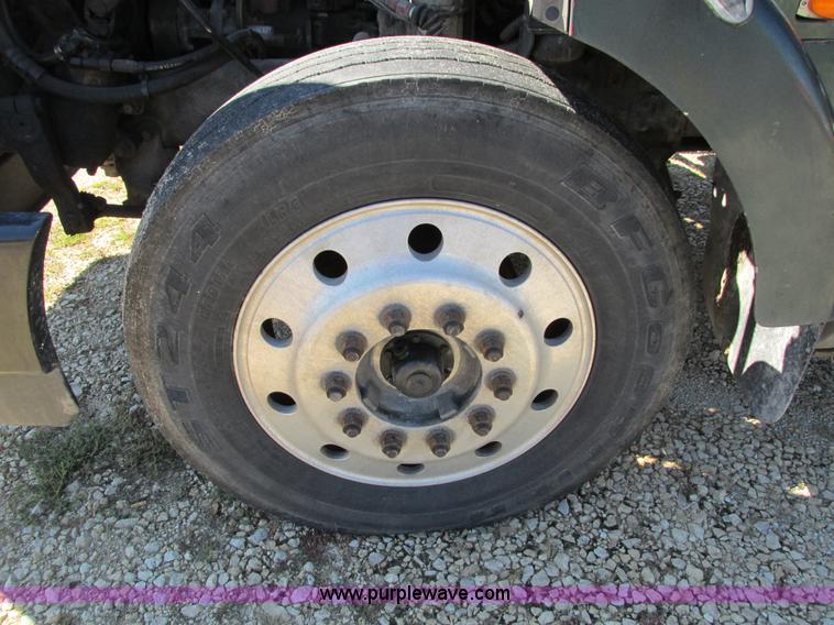 image for item I4129 1995 Volvo WCA semi truck