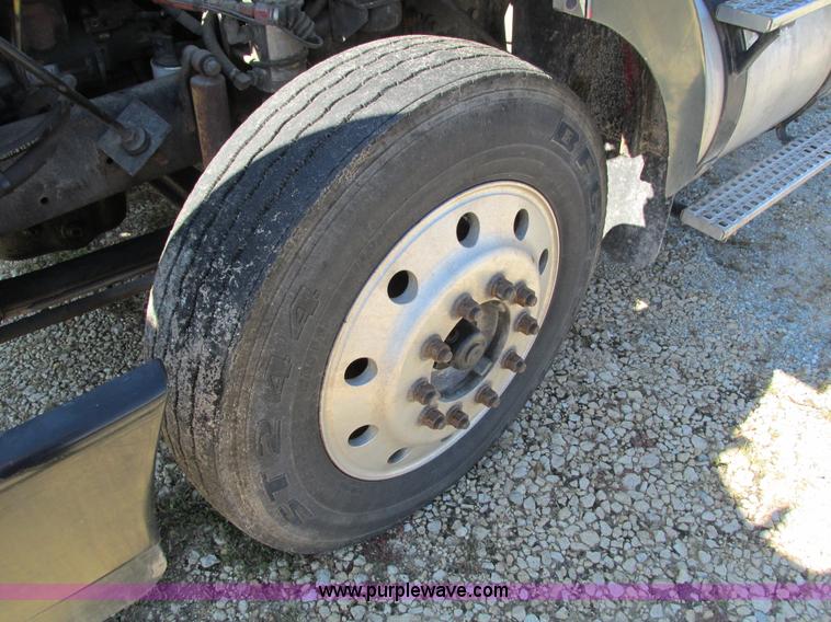 image for item I4129 1995 Volvo WCA semi truck