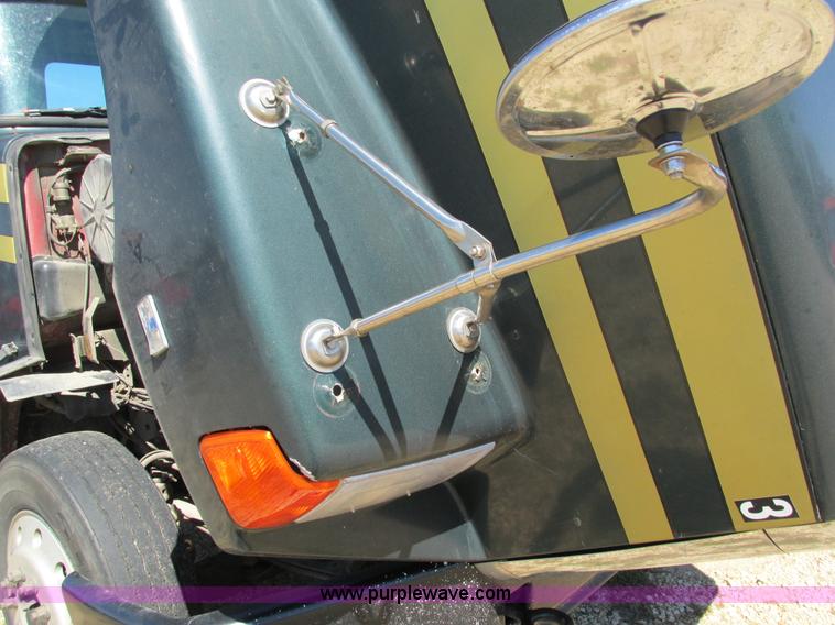 image for item I4129 1995 Volvo WCA semi truck