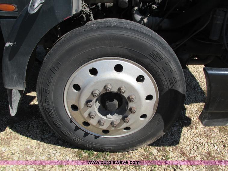 image for item I4129 1995 Volvo WCA semi truck