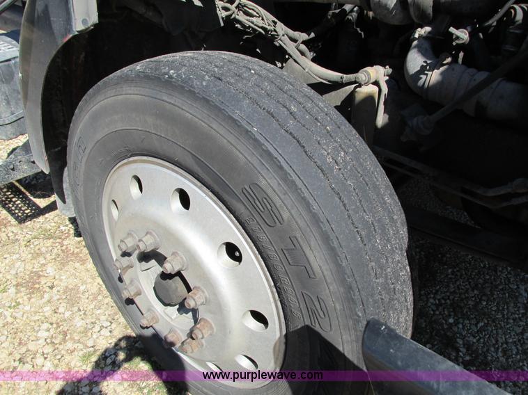 image for item I4129 1995 Volvo WCA semi truck