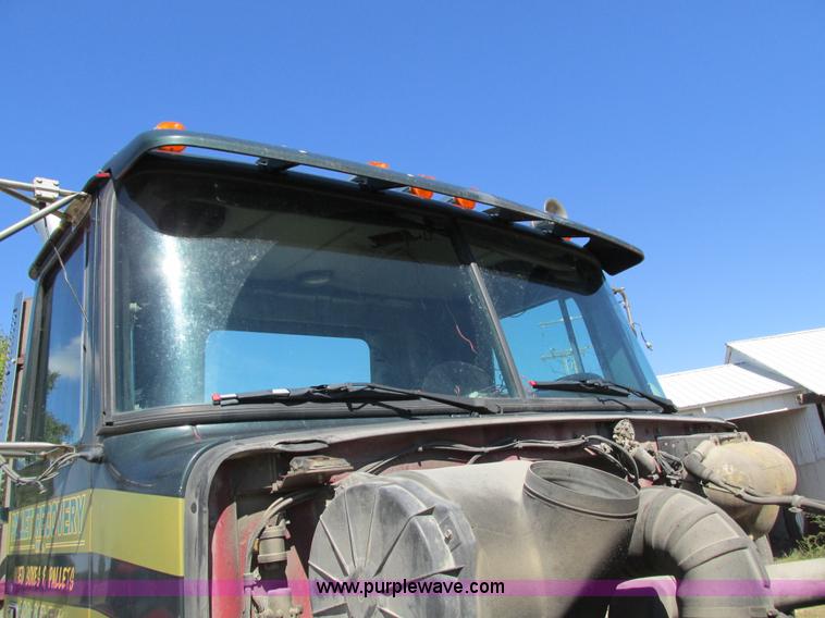 image for item I4129 1995 Volvo WCA semi truck