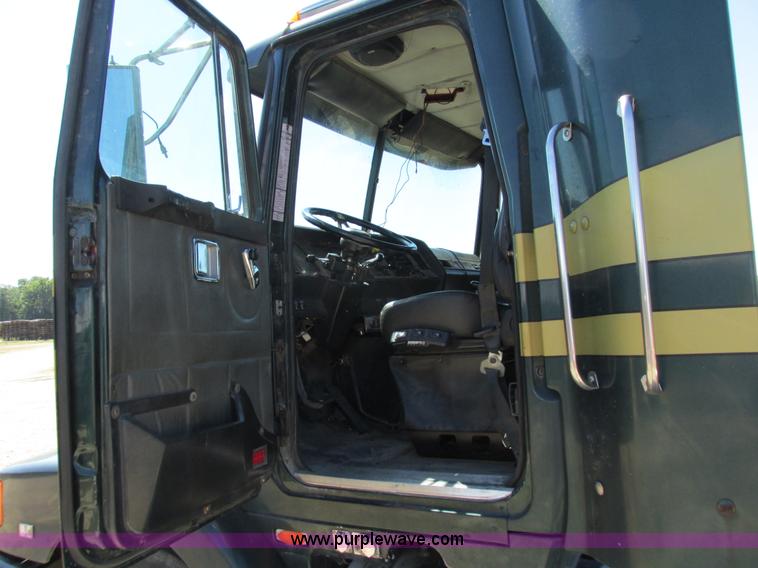 image for item I4129 1995 Volvo WCA semi truck