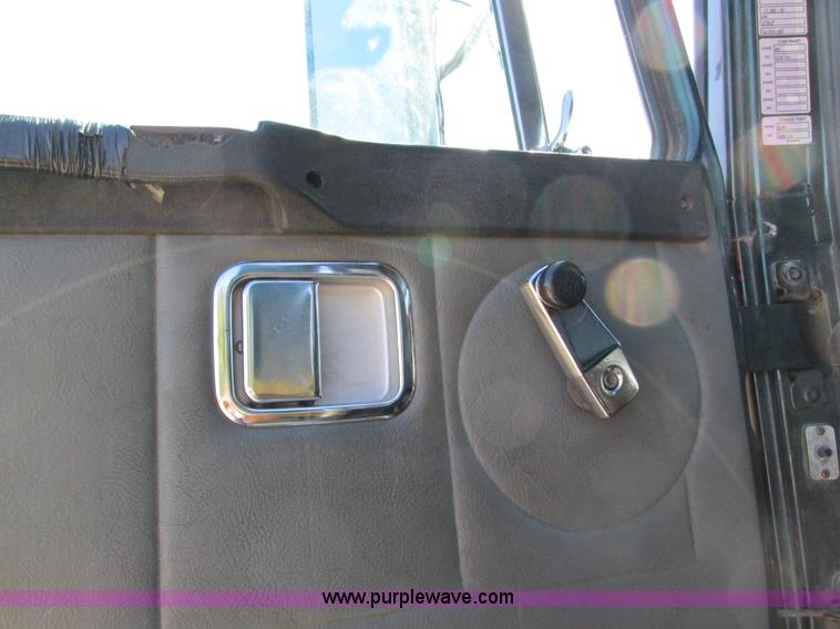 image for item I4129 1995 Volvo WCA semi truck