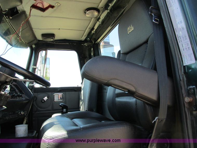 image for item I4129 1995 Volvo WCA semi truck