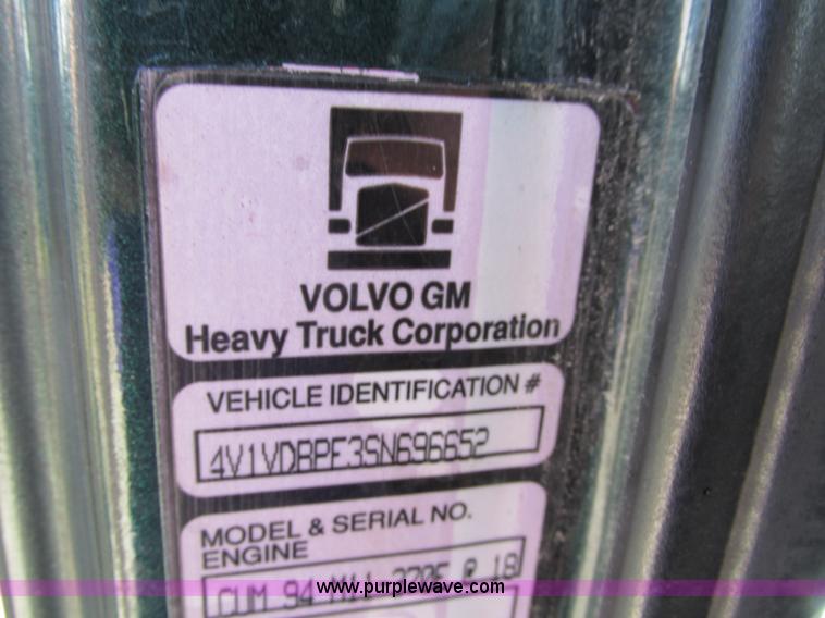 image for item I4129 1995 Volvo WCA semi truck