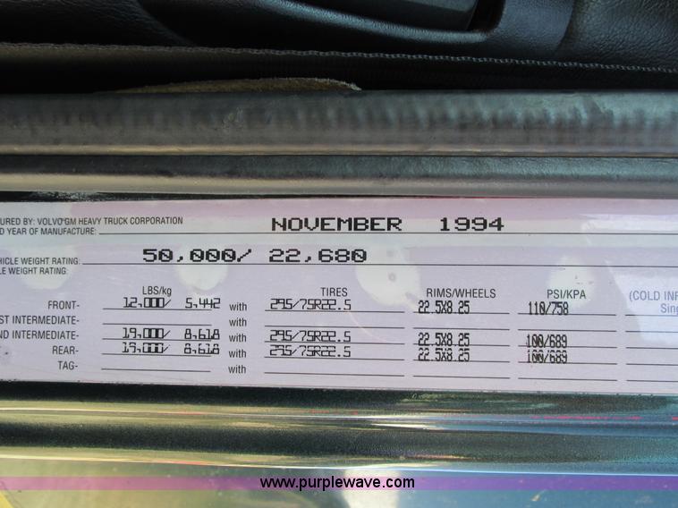 image for item I4129 1995 Volvo WCA semi truck