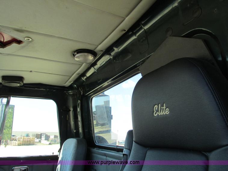 image for item I4129 1995 Volvo WCA semi truck