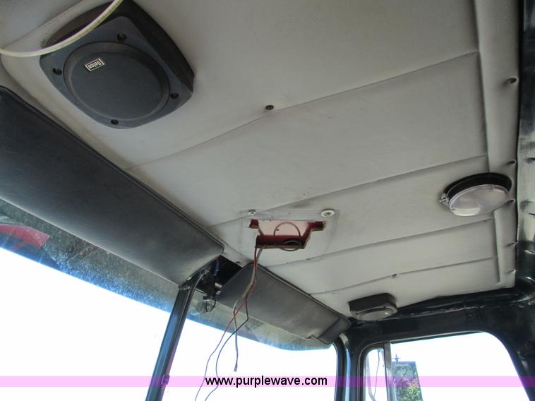 image for item I4129 1995 Volvo WCA semi truck