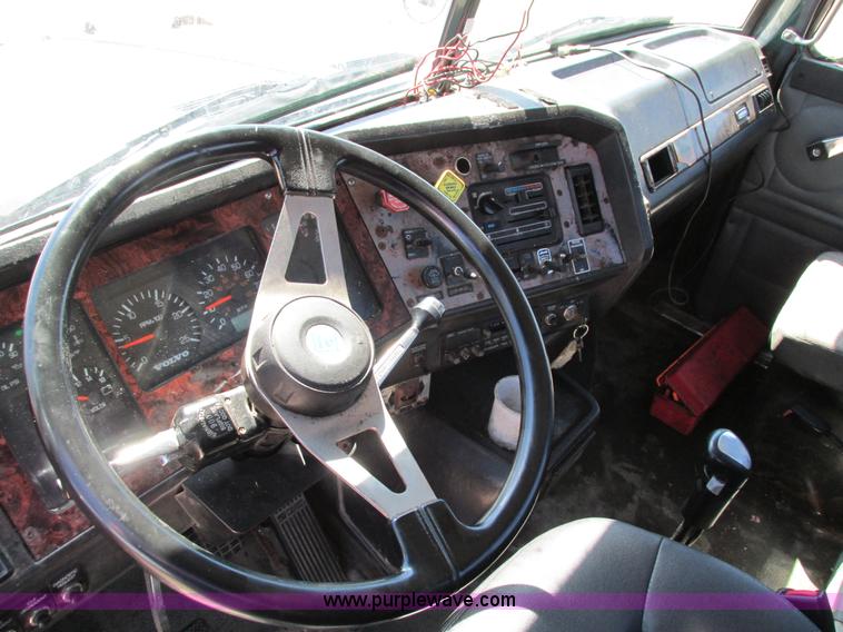 image for item I4129 1995 Volvo WCA semi truck