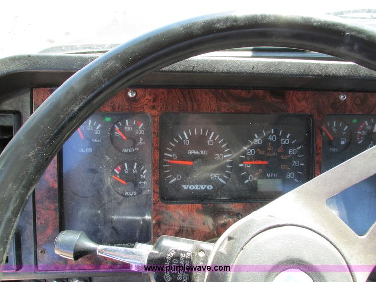 image for item I4129 1995 Volvo WCA semi truck