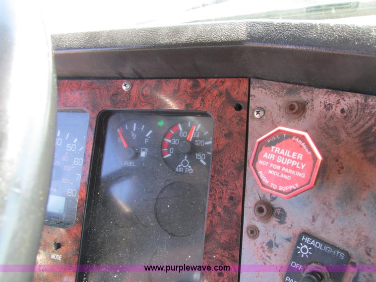 image for item I4129 1995 Volvo WCA semi truck