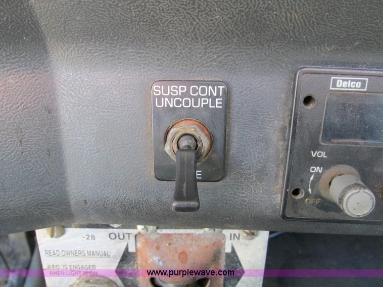 image for item I4129 1995 Volvo WCA semi truck