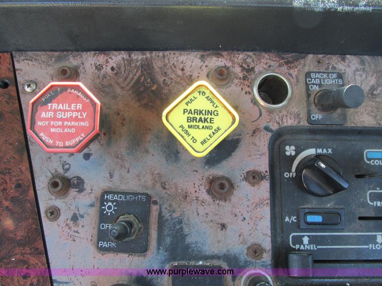 image for item I4129 1995 Volvo WCA semi truck