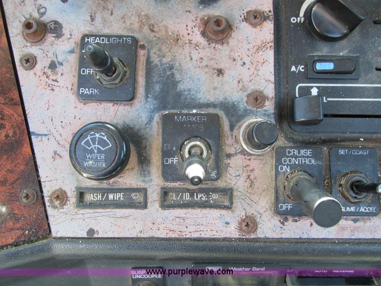 image for item I4129 1995 Volvo WCA semi truck