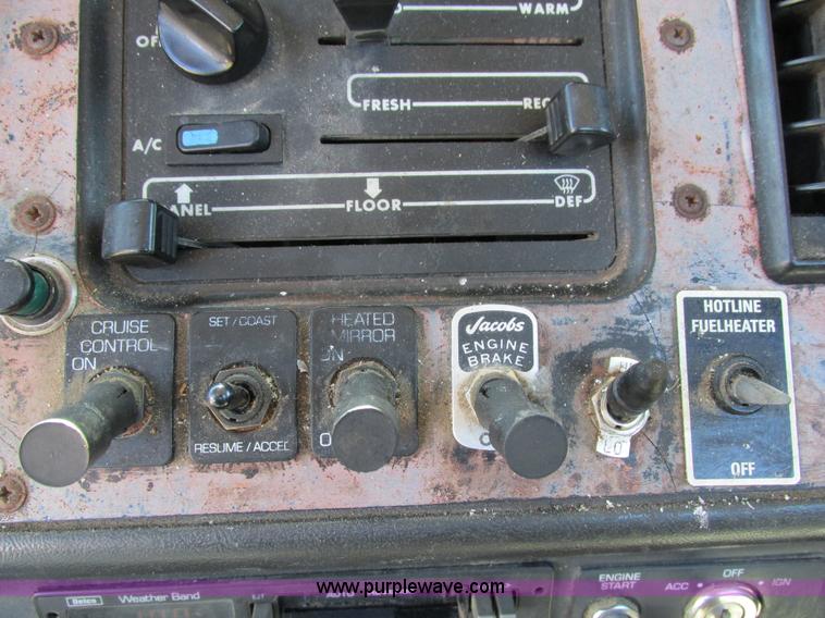 image for item I4129 1995 Volvo WCA semi truck