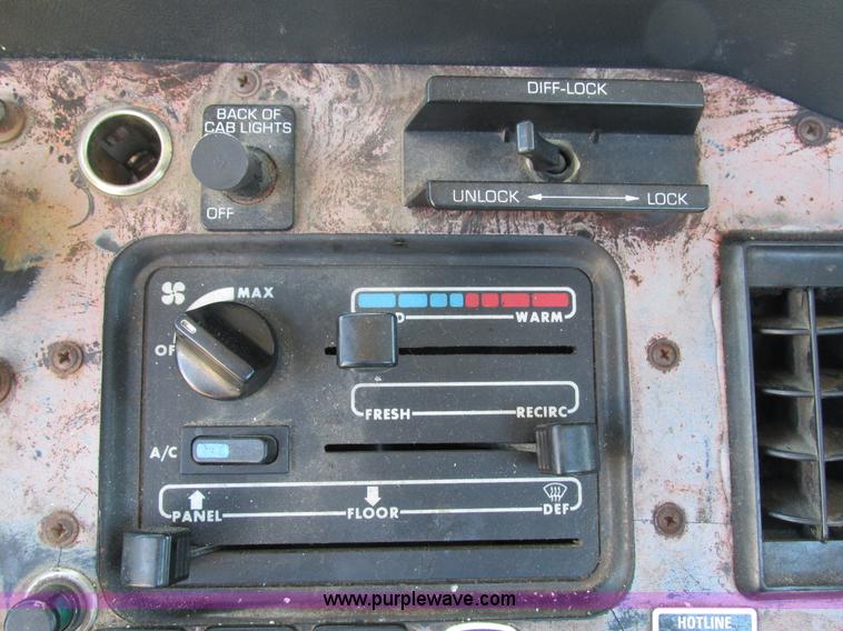 image for item I4129 1995 Volvo WCA semi truck